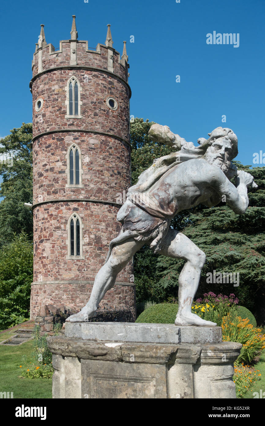 Statue d'Héraclès et la tour gothique dans les jardins de Goldney Hall dans le village de Clifton Bristol UK Banque D'Images