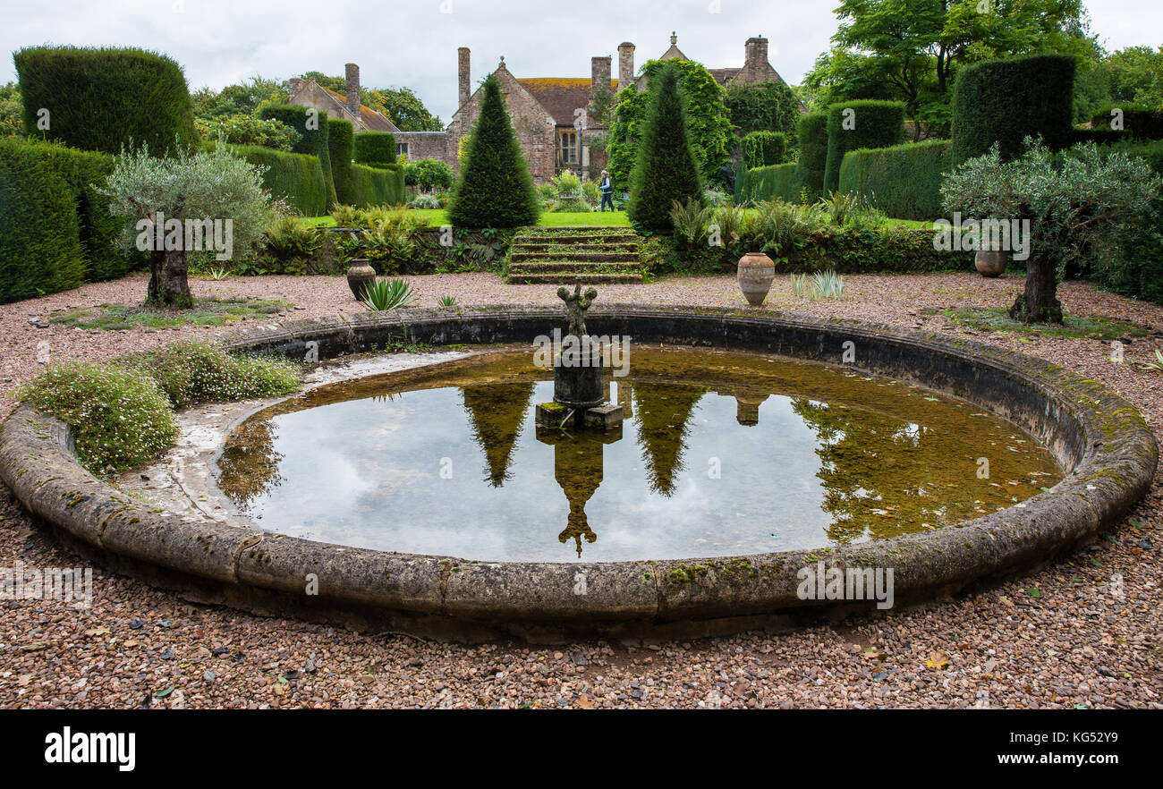 Bassin Rond Dans Le Jardin Mediterraneen A Cothay Manor Pres De Wellington En Somerset Uk Photo Stock Alamy