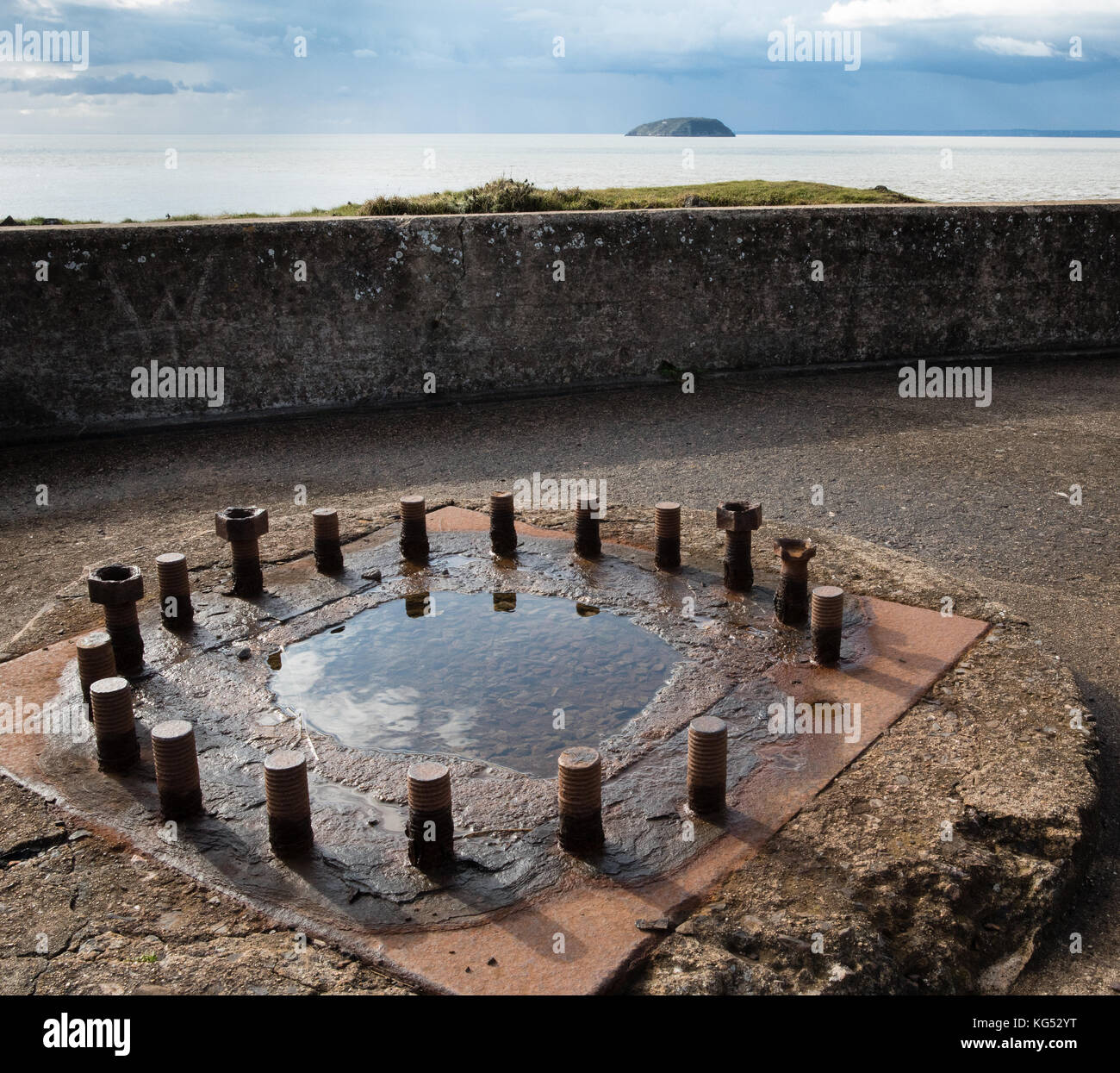 Embrasure Brean Down à fort près de Weston super Mare dans Somerset construit pour protéger les ports du canal de Bristol, avec des chênes au-delà Banque D'Images