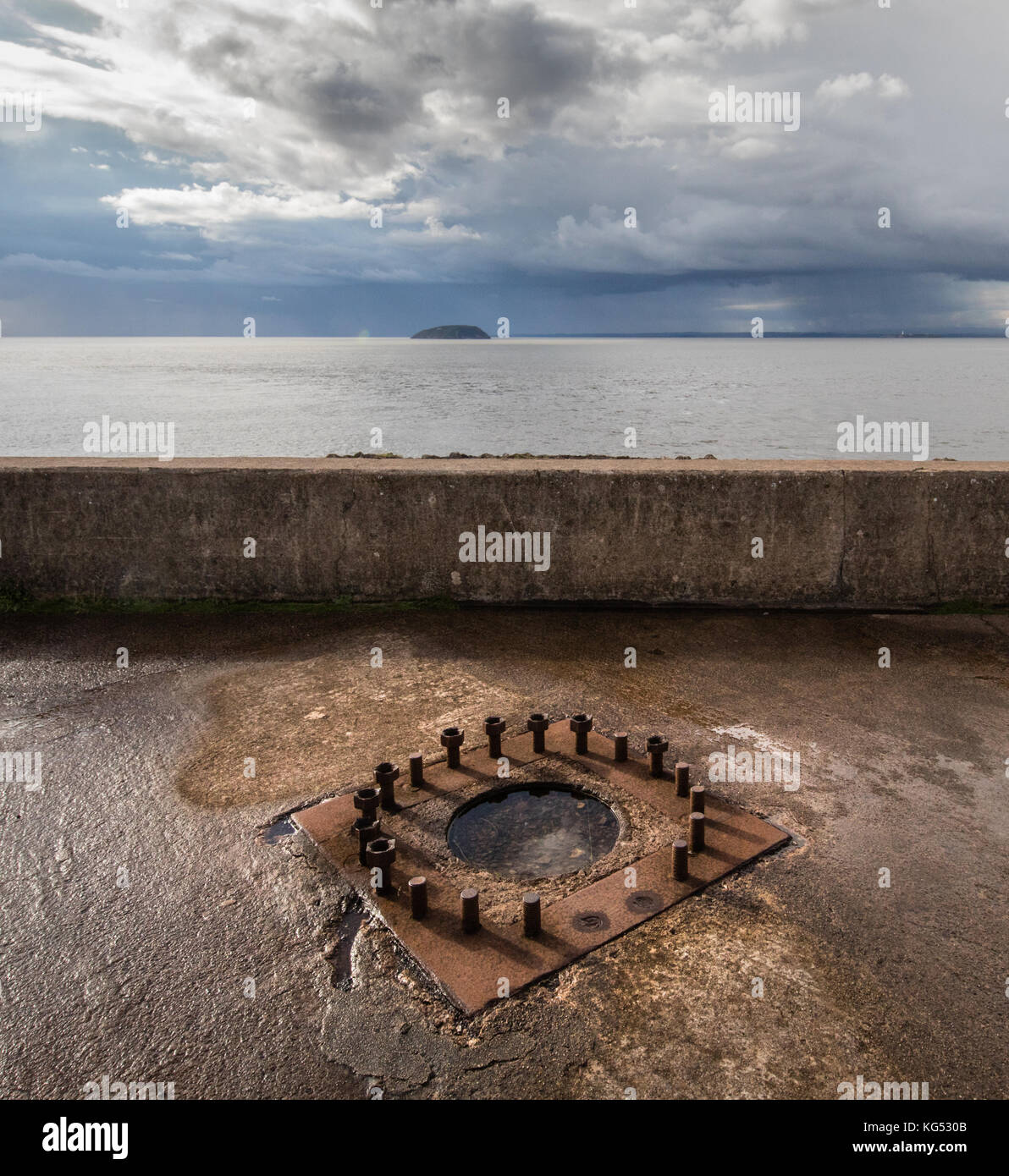 Embrasure Brean Down à fort près de Weston super Mare dans Somerset construit pour protéger les ports du canal de Bristol, avec des chênes au-delà Banque D'Images