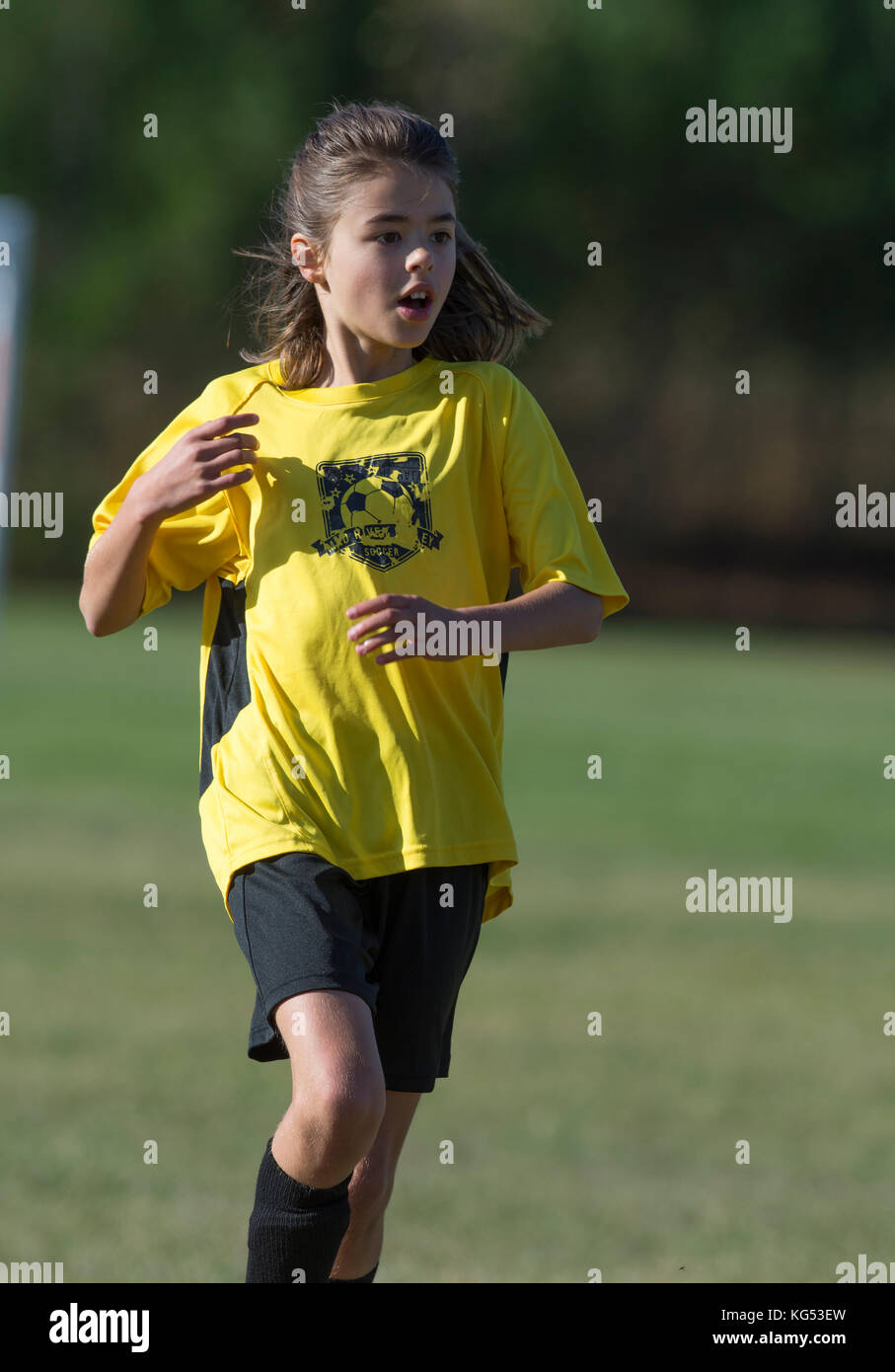 A 9ans fille jouant dans un match de football. moretown, Vermont, Etats-Unis Banque D'Images