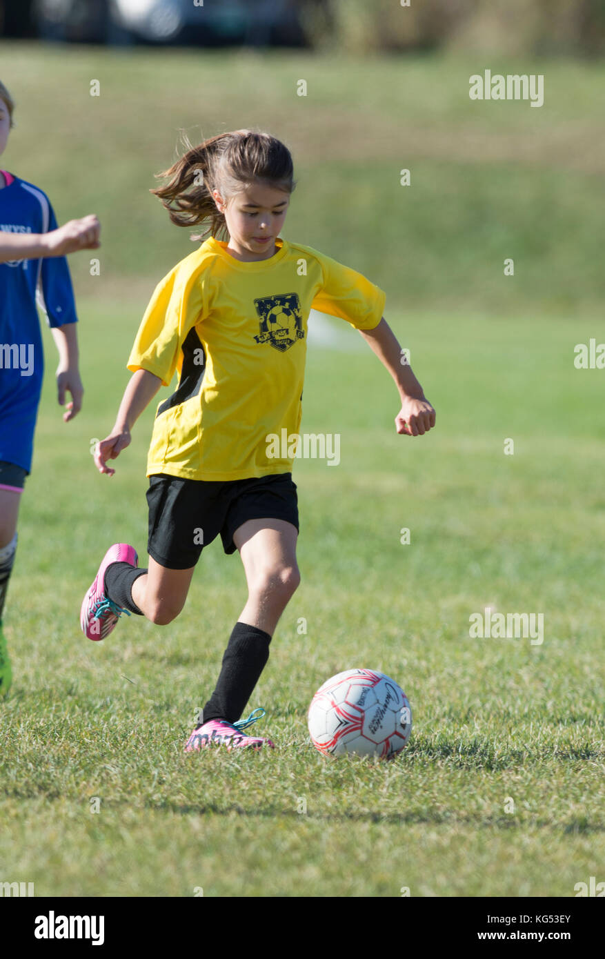 Une fillette de 9 ans dans un match de soccer pour les jeunes à moretown, Vermont Banque D'Images