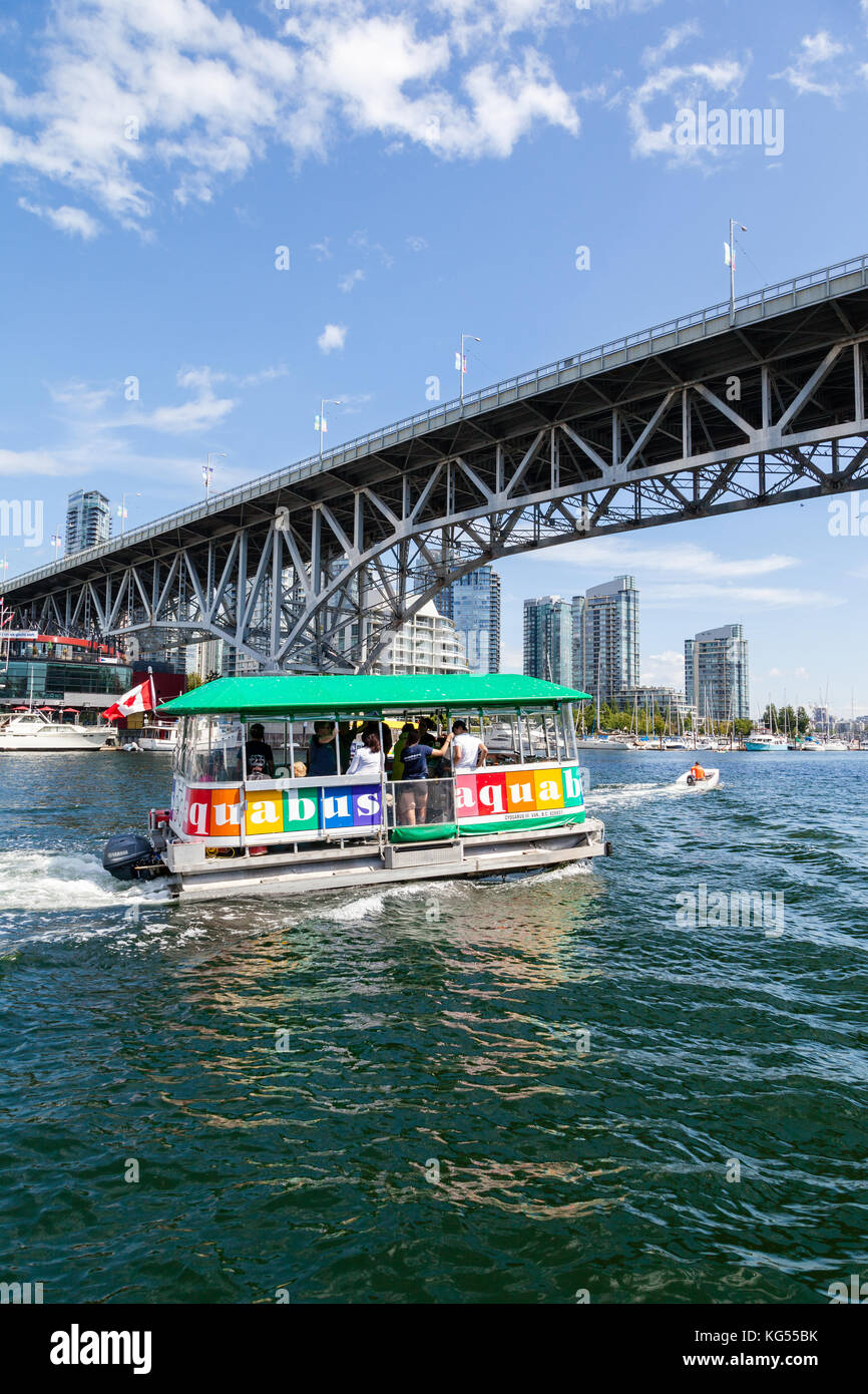 Vancouver - 19 août. 16, 2017 : les visiteurs de l'île Granville en tenant l'aquabus water taxi false creek port avec le pont de la rue Granville et v Banque D'Images