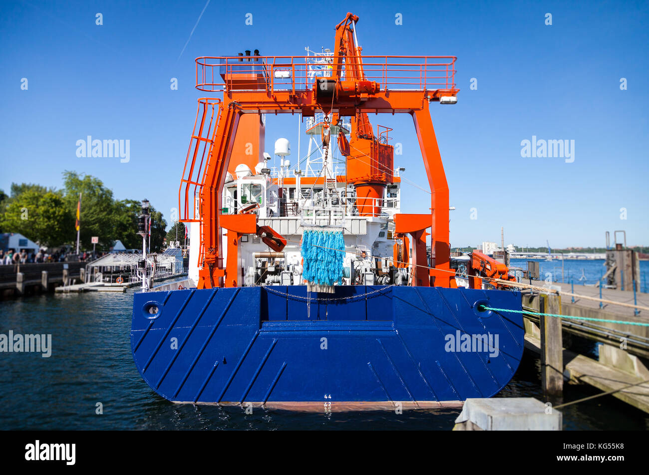 L'arrière d'un navire de recherche allemand dans un port Banque D'Images