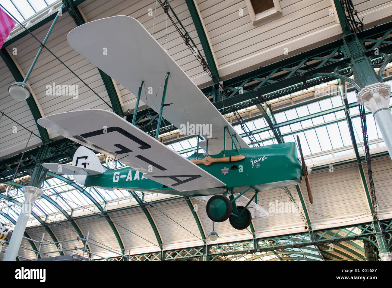 Réplique pleine échelle modèle avion Gypsy Moth piloté par Amy Johnson fabriqué par des prisonniers à HMP Hull suspendu à la gare de Hull, Hull, Angleterre, Royaume-Uni Banque D'Images