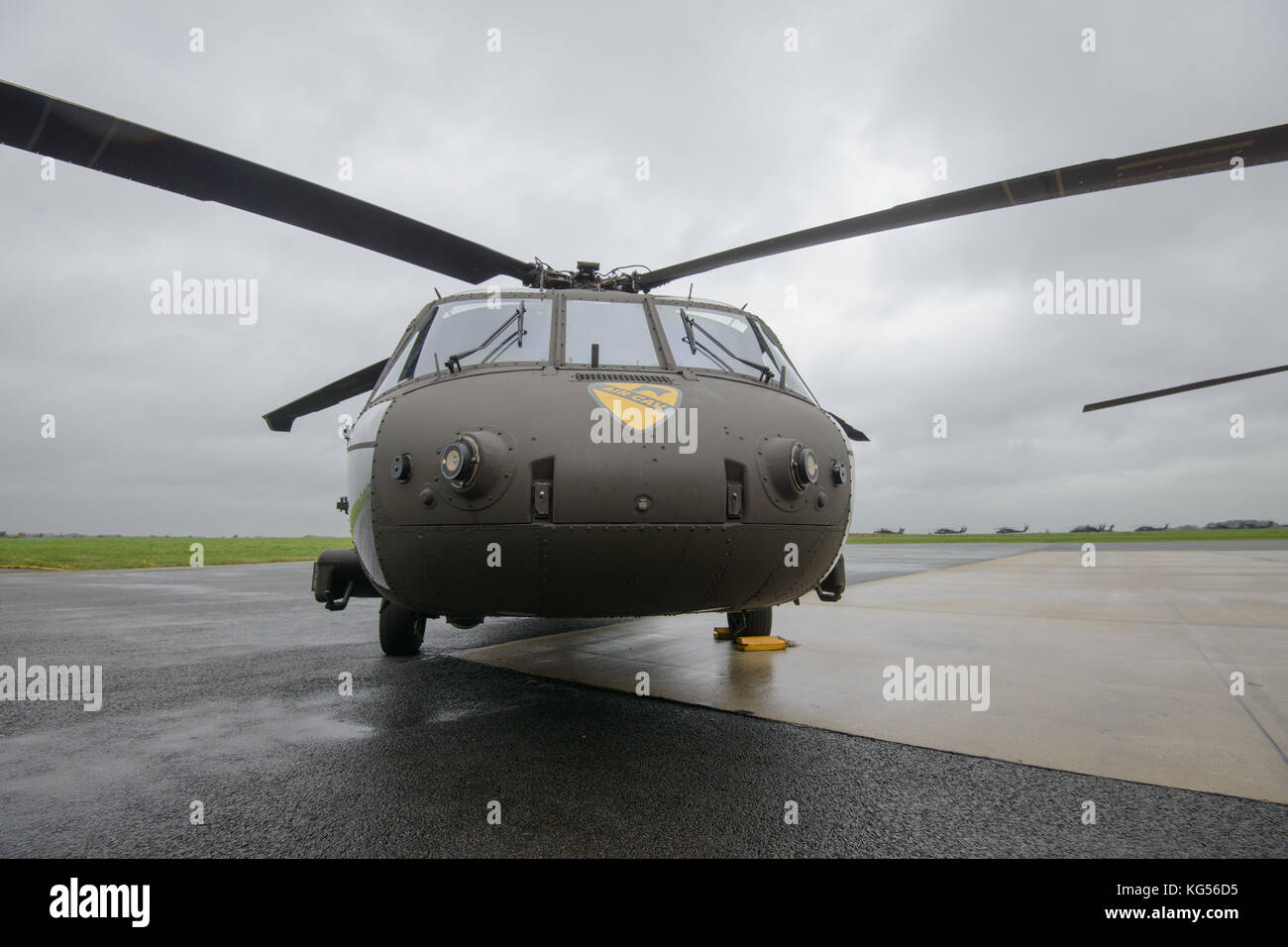 Vue grand angle d'un UH-60 Black Hawk avec la 1st Air Cavalry Brigade, Division de cavalerie, en exposition statique pour une journée des médias sur Berck Banque D'Images