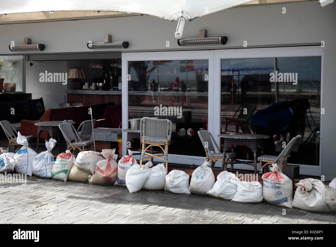 Les défenses contre les inondations après une tempête, Camps Bay, Cape Town, Afrique du Sud. Banque D'Images
