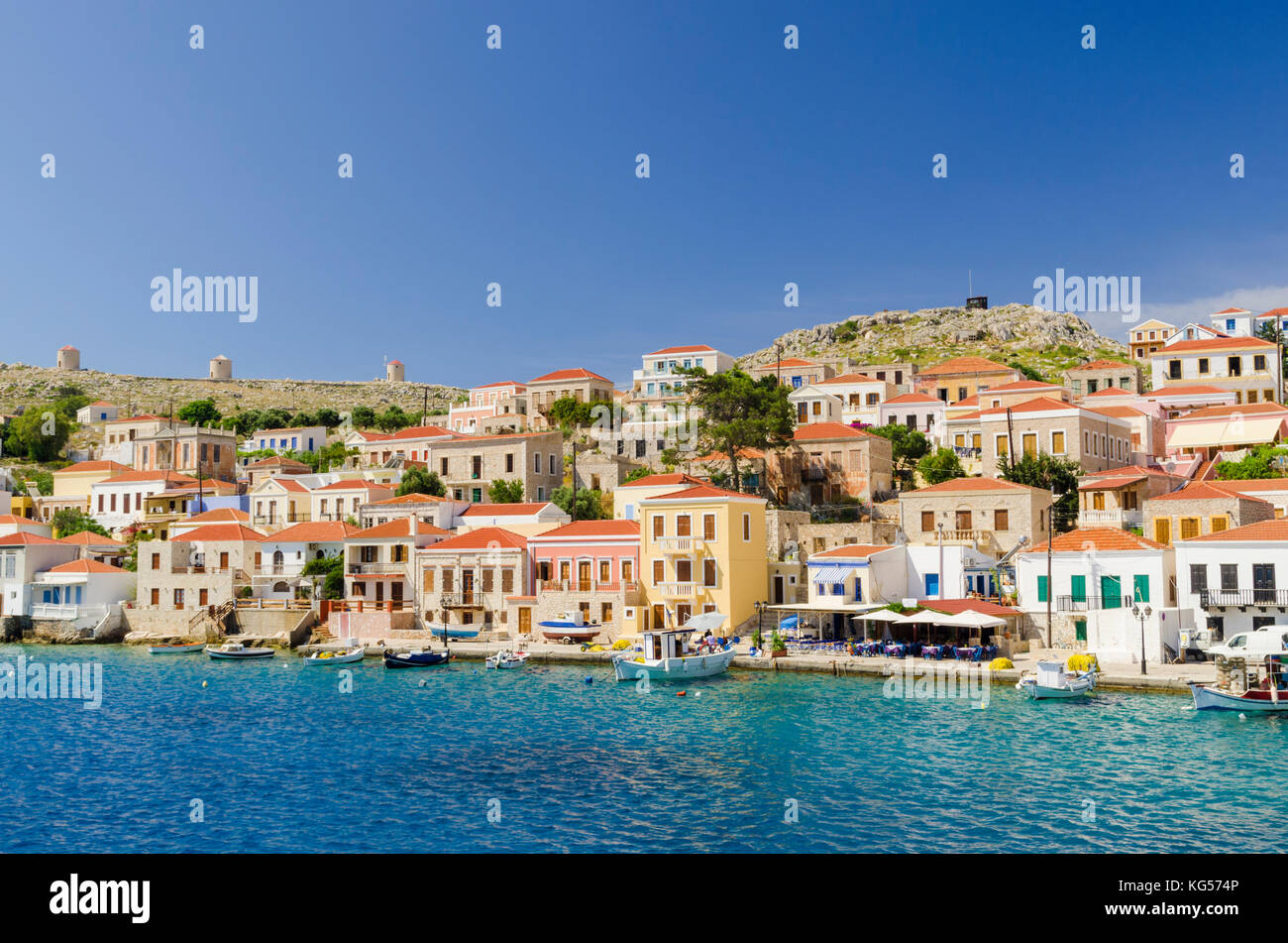 Jolie vue sur front de mer de la ville portuaire de l'île de Halki, Emborios, Dodécanèse, Grèce Banque D'Images