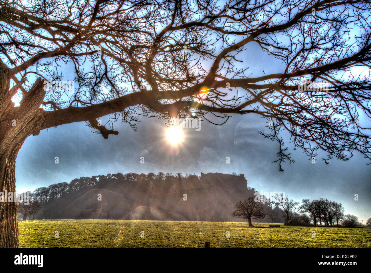 Sentier de grès, Cheshire, Angleterre. silhouette artistique voir beeston château vu du sentier de grès. Banque D'Images