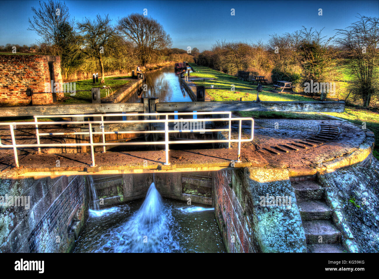 Du canal de Shropshire Union, Cheshire, Angleterre. Vue artistique du canal de Shropshire Union à wharton's bridge lock. Banque D'Images