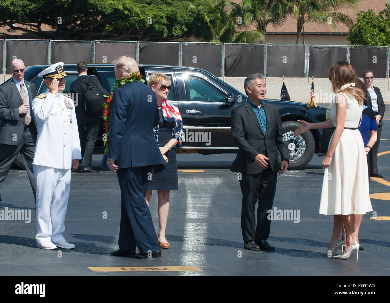 Américaines du Pacifique (USPACOM) Commandant, Adm. Harry Harris, salue le Président Donald J. Trump Banque D'Images