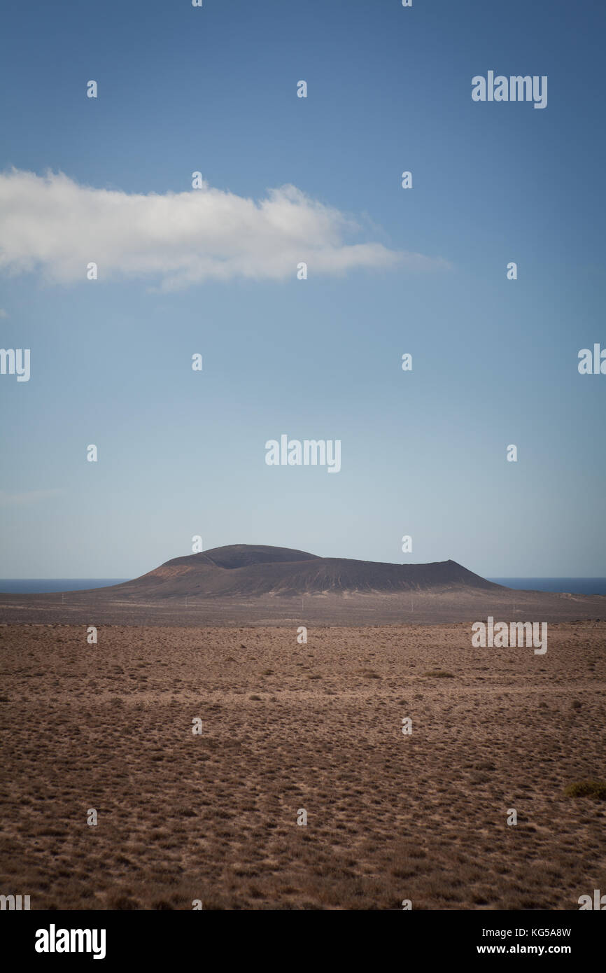 Paysage de Lanzarote. Vue sur l'océan et Vulcan Banque D'Images