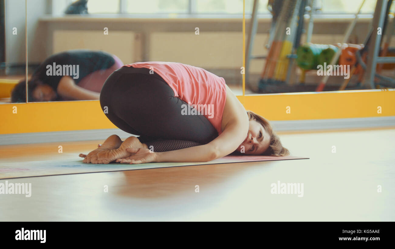 Coach yoga femme effectue des exercices dans la salle de sport - fitness  leçon pour les femmes mûres Photo Stock - Alamy