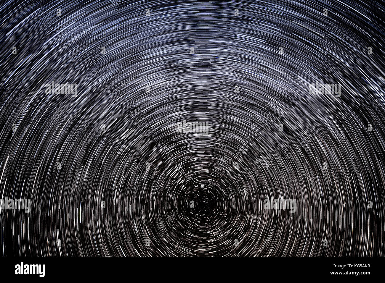 Résumé Contexte L'espace décoratif avec des traces d'étoiles tournant autour d'une étoile polaire, sous la forme de pistes circulaires contre l'arrière-plan de blac Banque D'Images