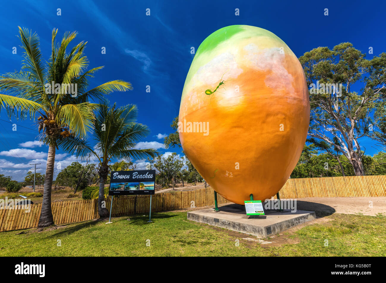 Bowen, aus - 18 septembre 2017 : Bowen's célèbre attraction big mango situé au centre d'accueil. Dans le Queensland, Australie. Banque D'Images