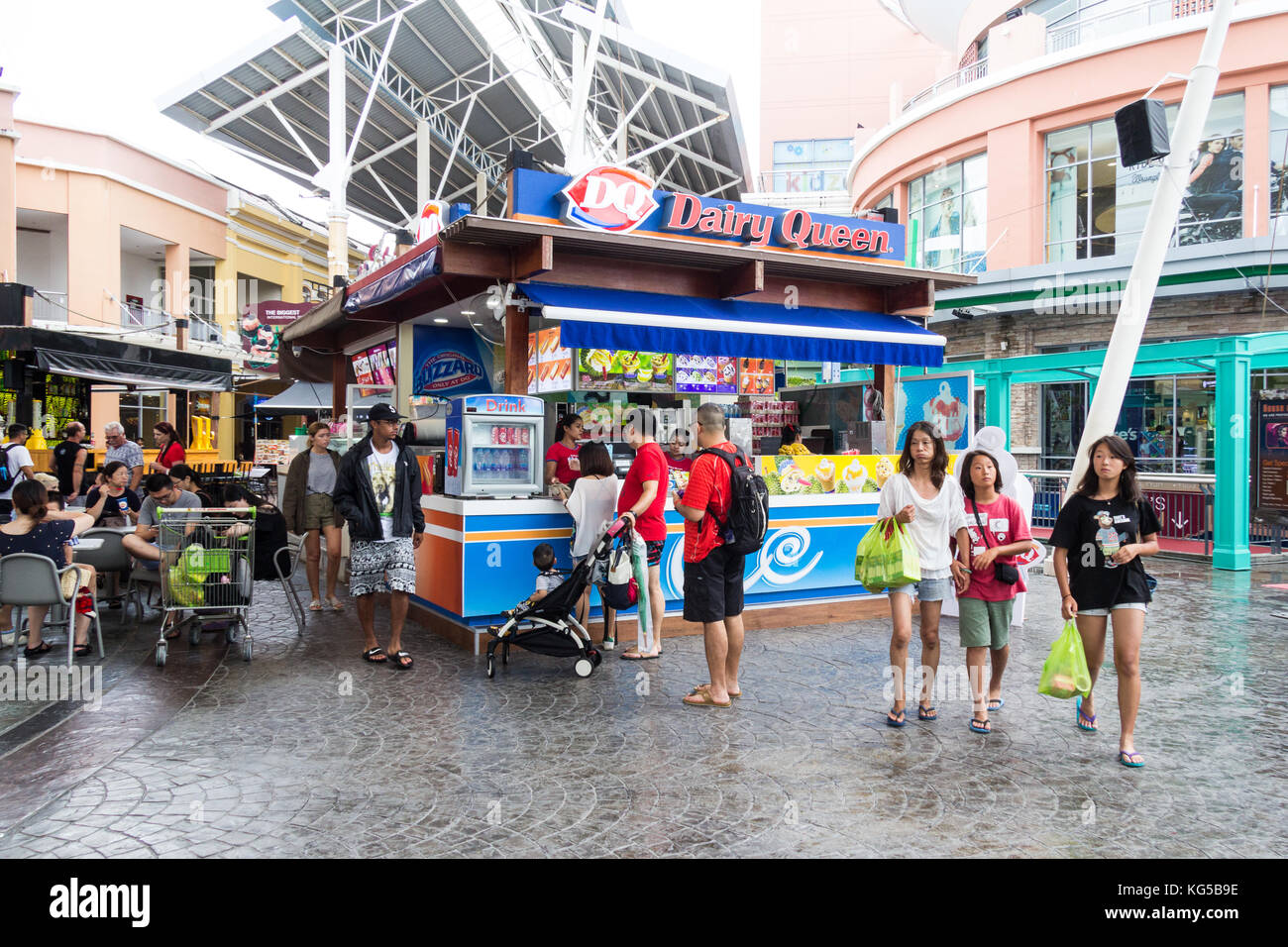 Les gens assis à table pour boire et manger par Dairy Queen boutique, Jung Ceylon shopping centre, Patong, Phuket, Thailand Banque D'Images