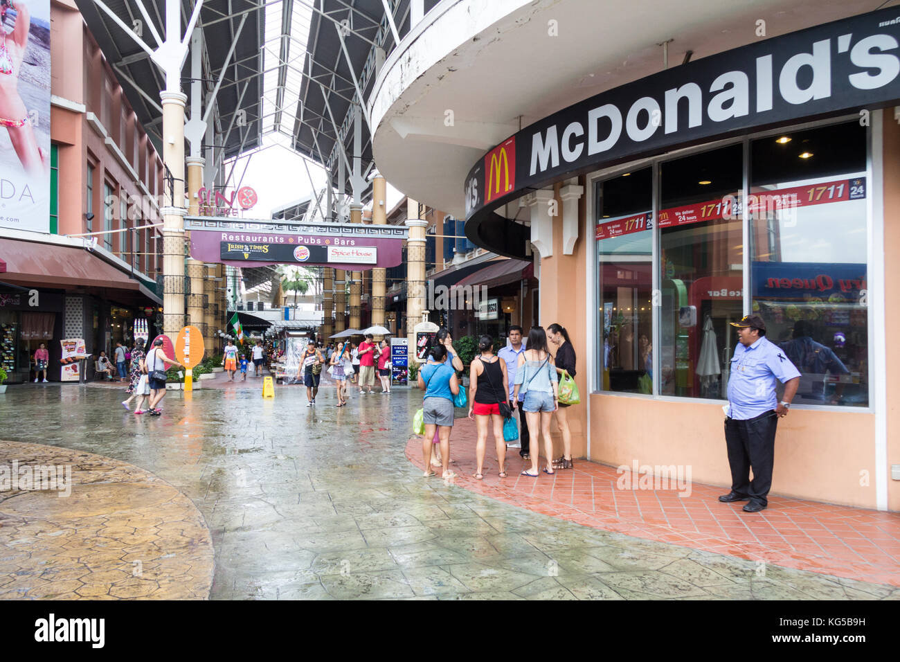 Les gens s'est tenu en dehors de McDonalds, Jung Ceylon shopping centre, Patong, Phuket, Thailand Banque D'Images