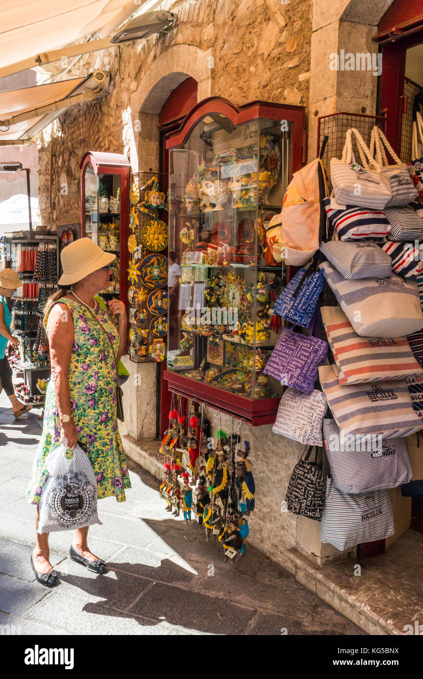 Senior woman looking at touristiques souvenirs,Taormina, Sicile, Italie Banque D'Images