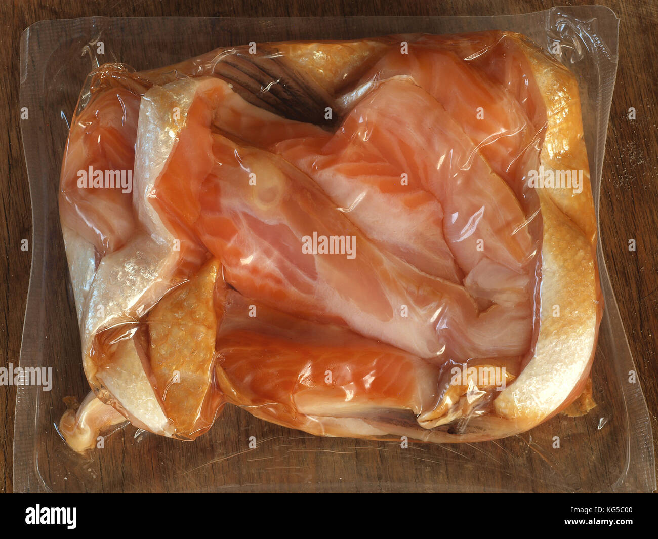 Les ventres de saumon fumé emballé dans un film plastique Banque D'Images