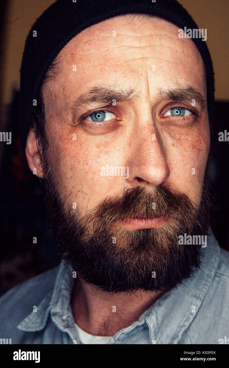 Homme avec barbe complète et sérieuse, cap, portrait Banque D'Images