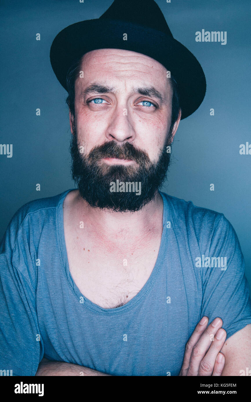 Homme avec barbe complète et soins, portrait Banque D'Images