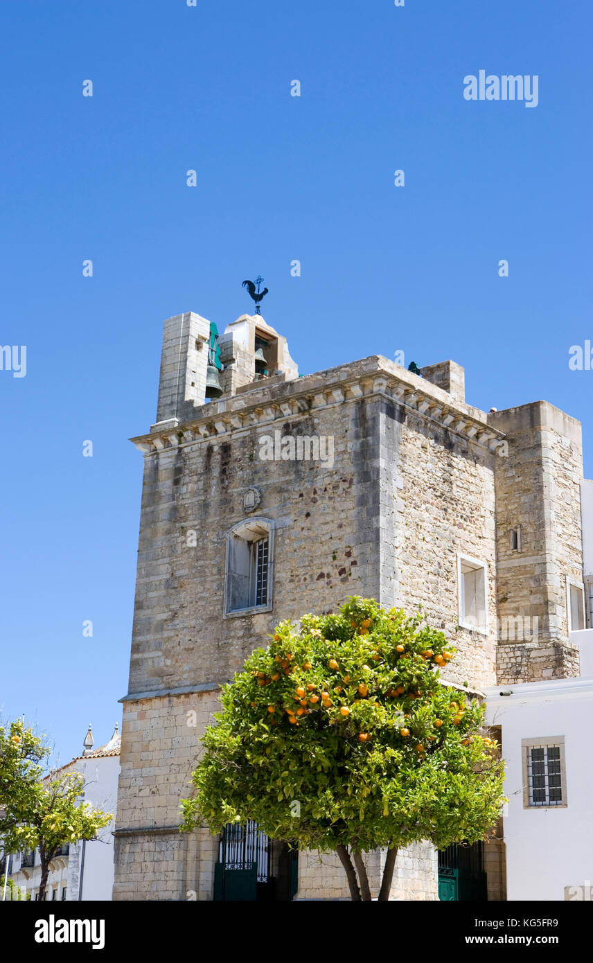 Faro, cathédrale Sé, 13. La tour de cloches, Largo da Sé, chantier naval, Cidade Velha, vieille ville, équipe de nombreux orangers amers, Banque D'Images