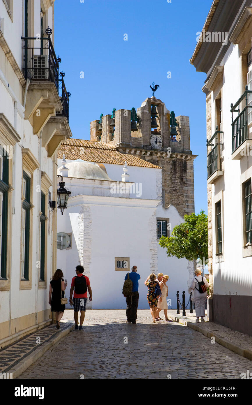 Faro, rue, cathédrale, clocher, chantier naval, Largo da Sé, Cidade Velha, Vieille ville, touriste Banque D'Images