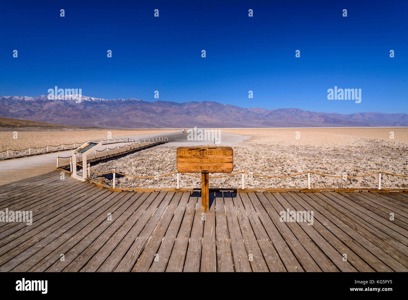 Les usa, Californie, Death Valley National Park, bassin de badwater badwater, contre panamint range avec telescope peak Banque D'Images