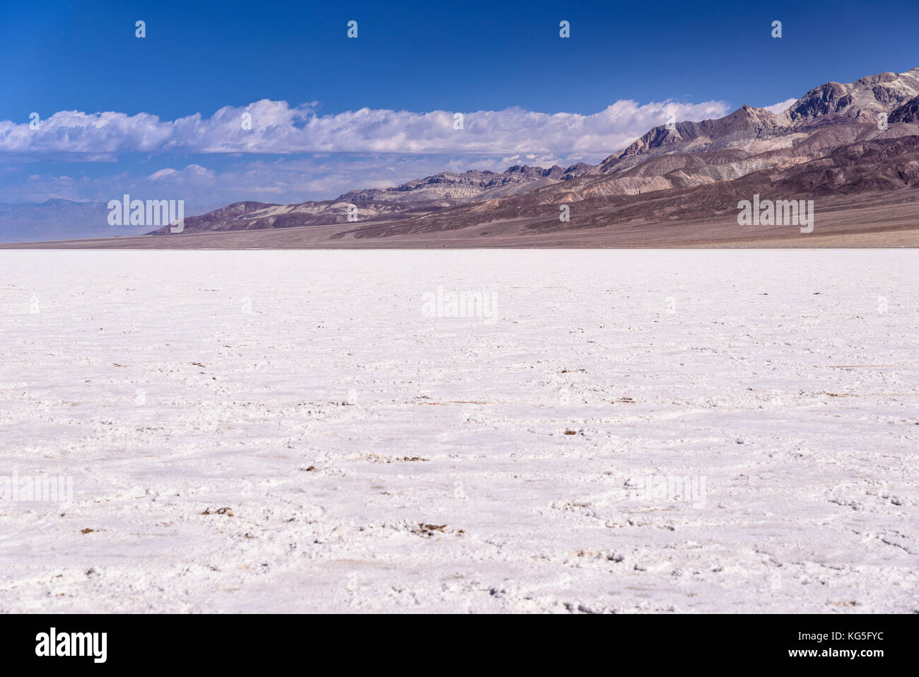 Les usa, Californie, Death Valley National Park, bassin de badwater badwater, salines avec contre amargosa range Banque D'Images