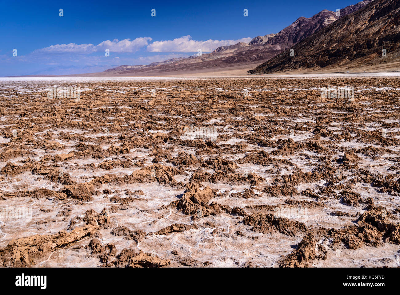 Les usa, Californie, Death Valley National Park, bassin de badwater, sel avec structures vers badwater amargosa range Banque D'Images