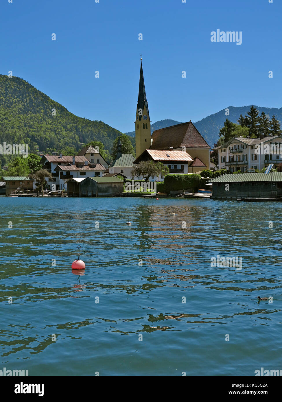 Allemagne, Bavière, Tegernsee, Rottach-Egern, St. Église Laurentius, lac, bouée rouge, Banque D'Images