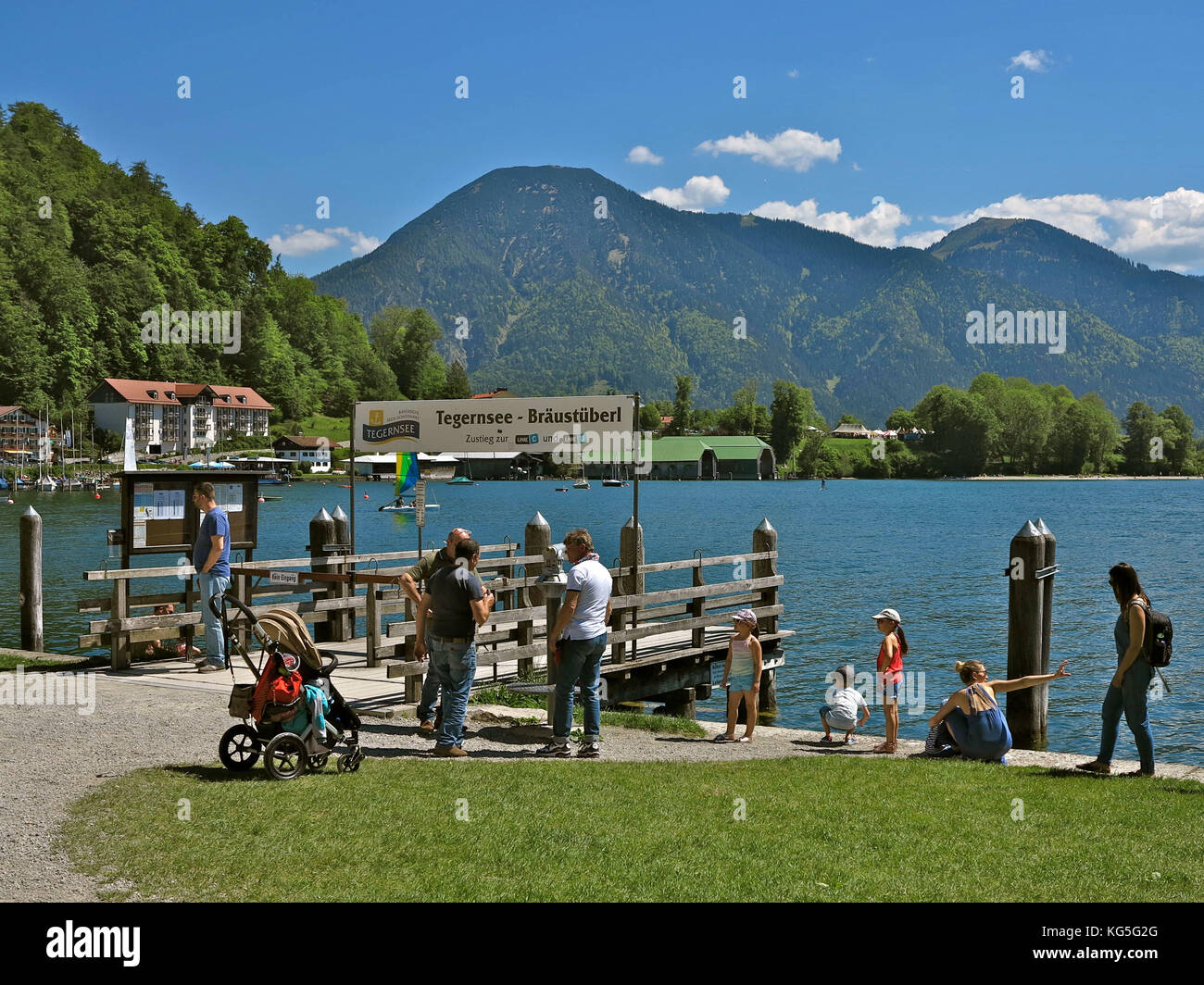 Allemagne, Bavière, Tegernsee, croisière sur le lac, quai 'Bräustüberl', l'attente des passagers, la montagne Wallberg (1722) (m) dans l'arrière-plan Banque D'Images