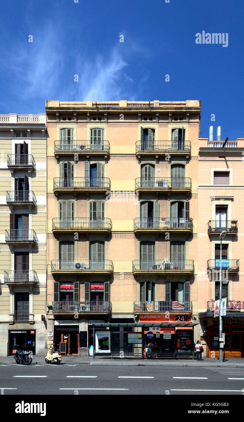 Barcelone, Catalogne, Espagne. Architecture de bâtiment à la Ronda de la Universitat dans le quartier de l'Eixample dans la capitale catalane, Banque D'Images