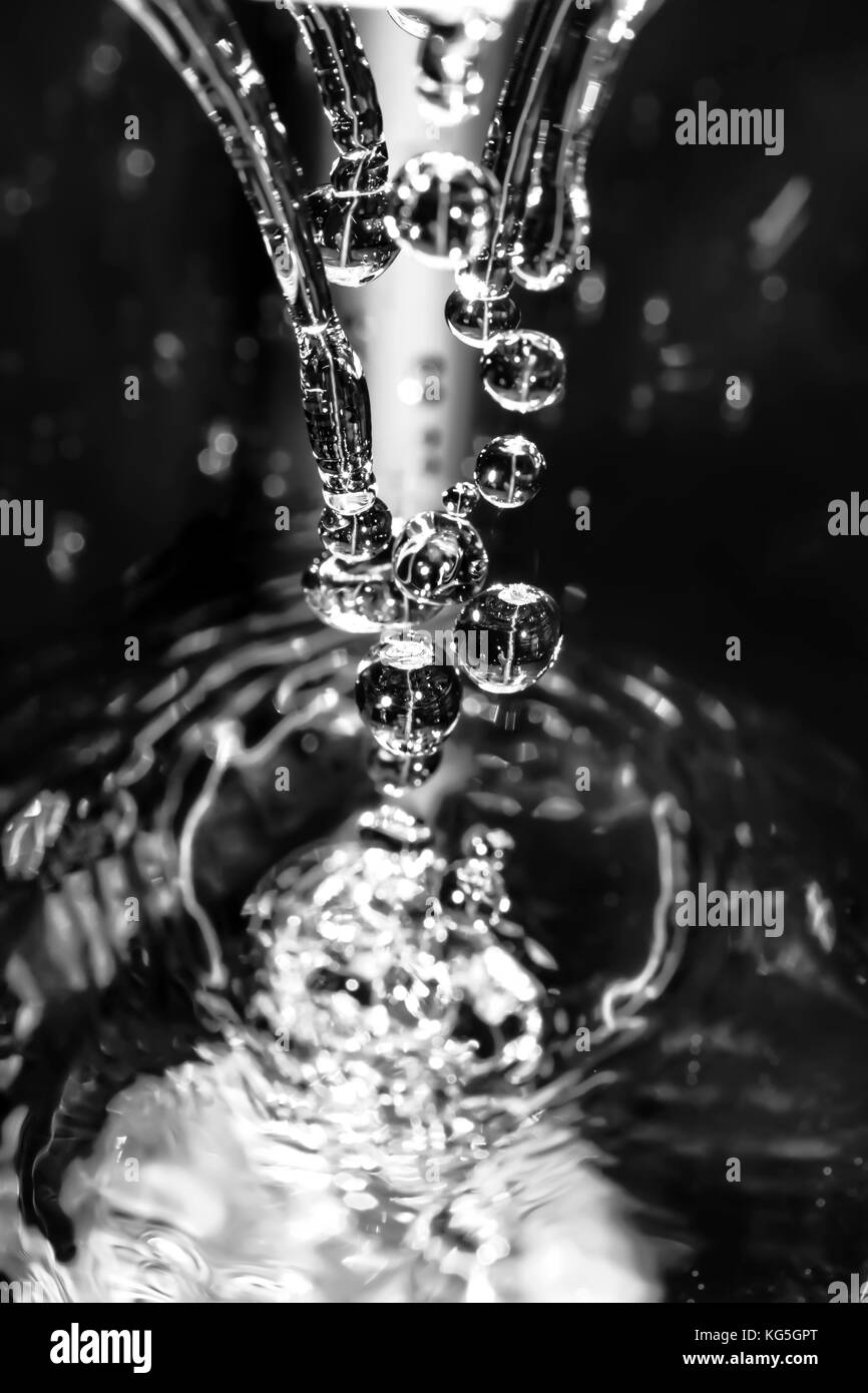 L'eau éclaboussée de gouttes. fond naturel. Banque D'Images