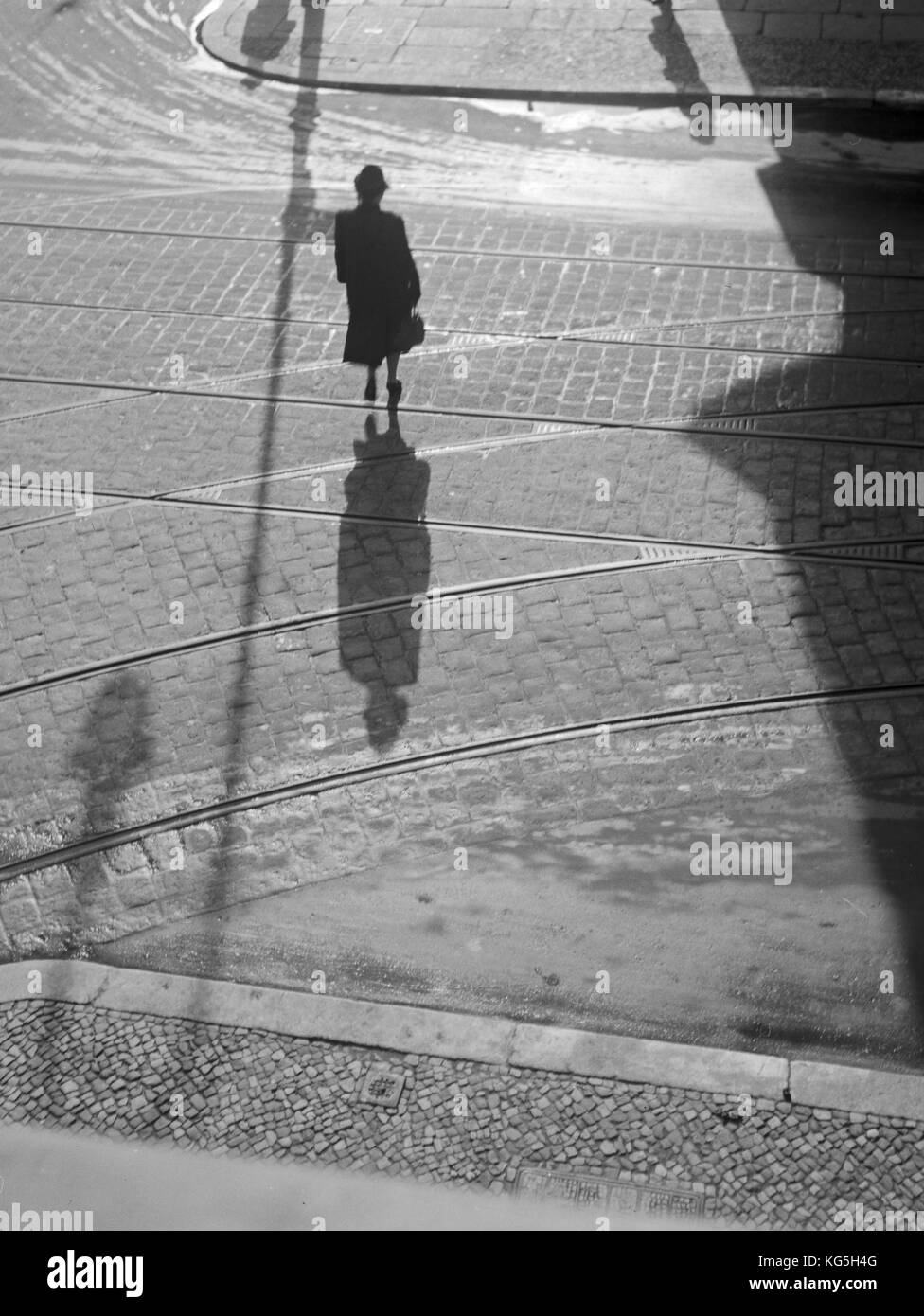 Une femme dans une rue dans une ville, l'Allemagne dans les années 1930. Une femme dans une rue dans UNE ville, Allemagne des années 1930 Banque D'Images