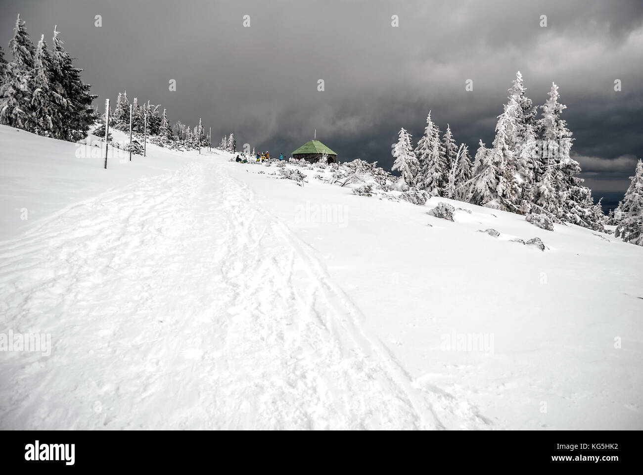 L'hiver sur jeleni studanka dans jeseniky mountains en République tchèque avec de la neige, des arbres, cabane de pierres et les nuages Banque D'Images