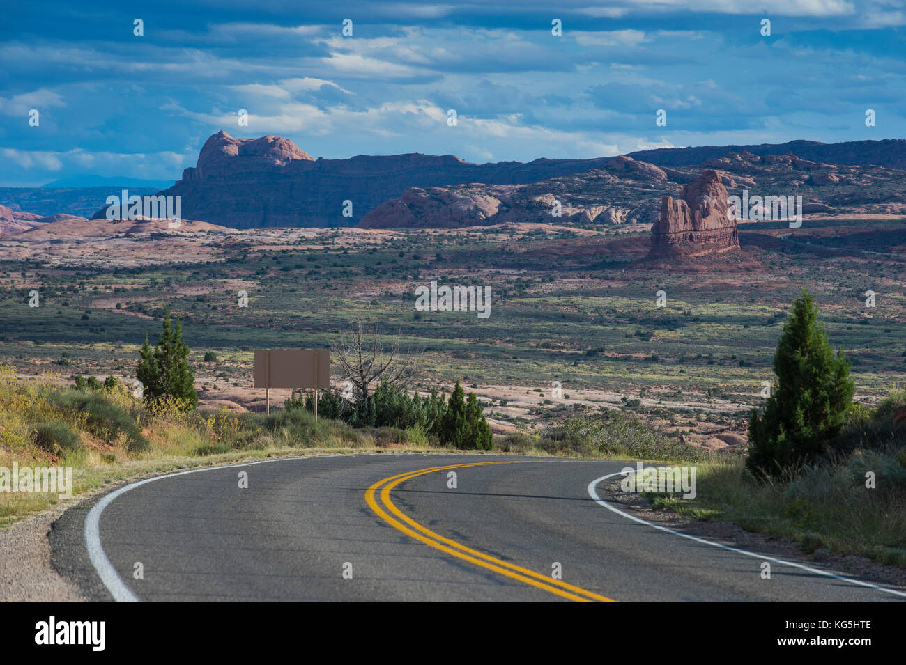 Route menant à travers les Arches national park, Utah, USA Banque D'Images