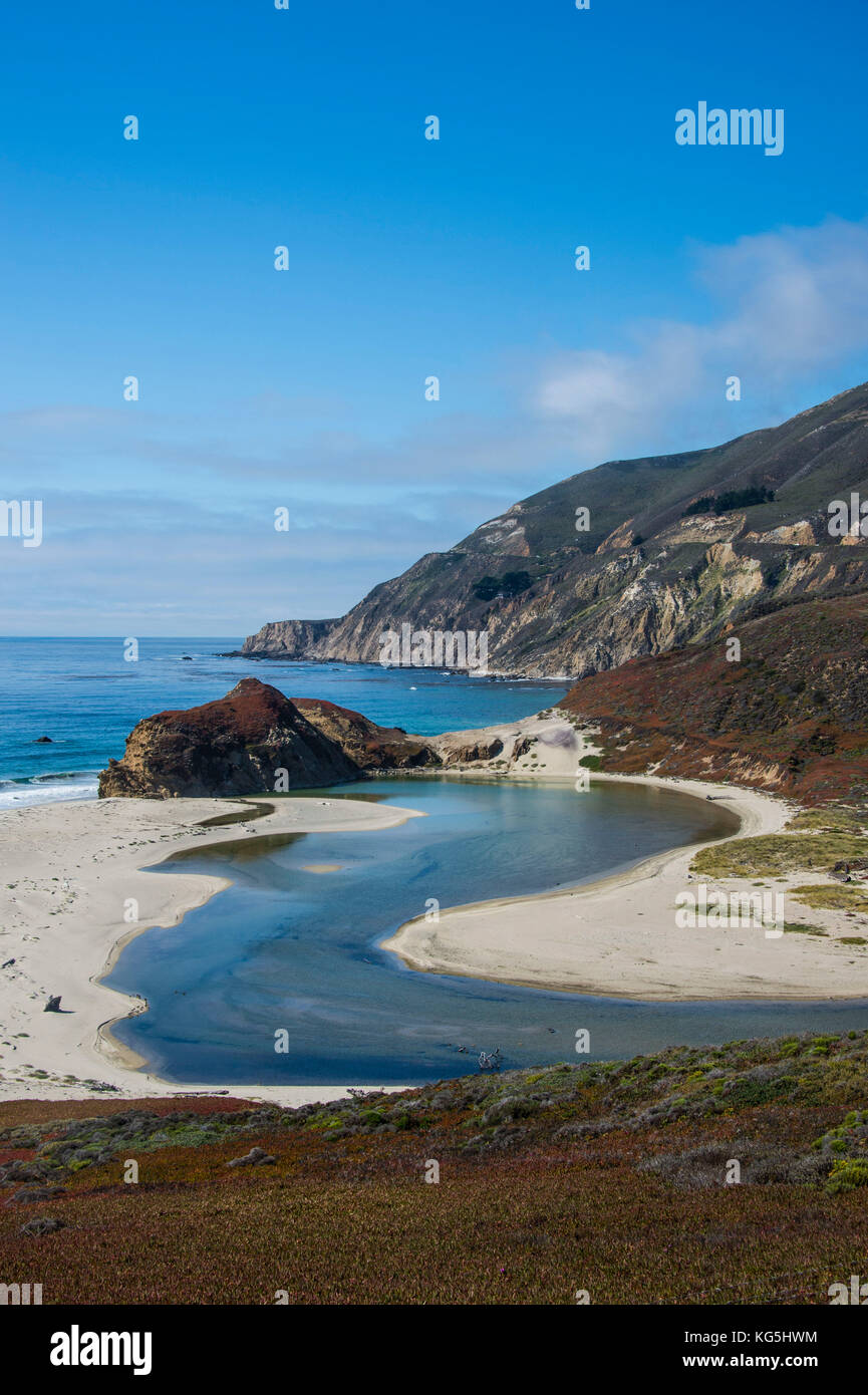Big Sur River qui s'écoule dans l'océan Pacifique à Andrew Molera State Park au sud de Monterey, CA, Big Sur, Californie, USA Banque D'Images