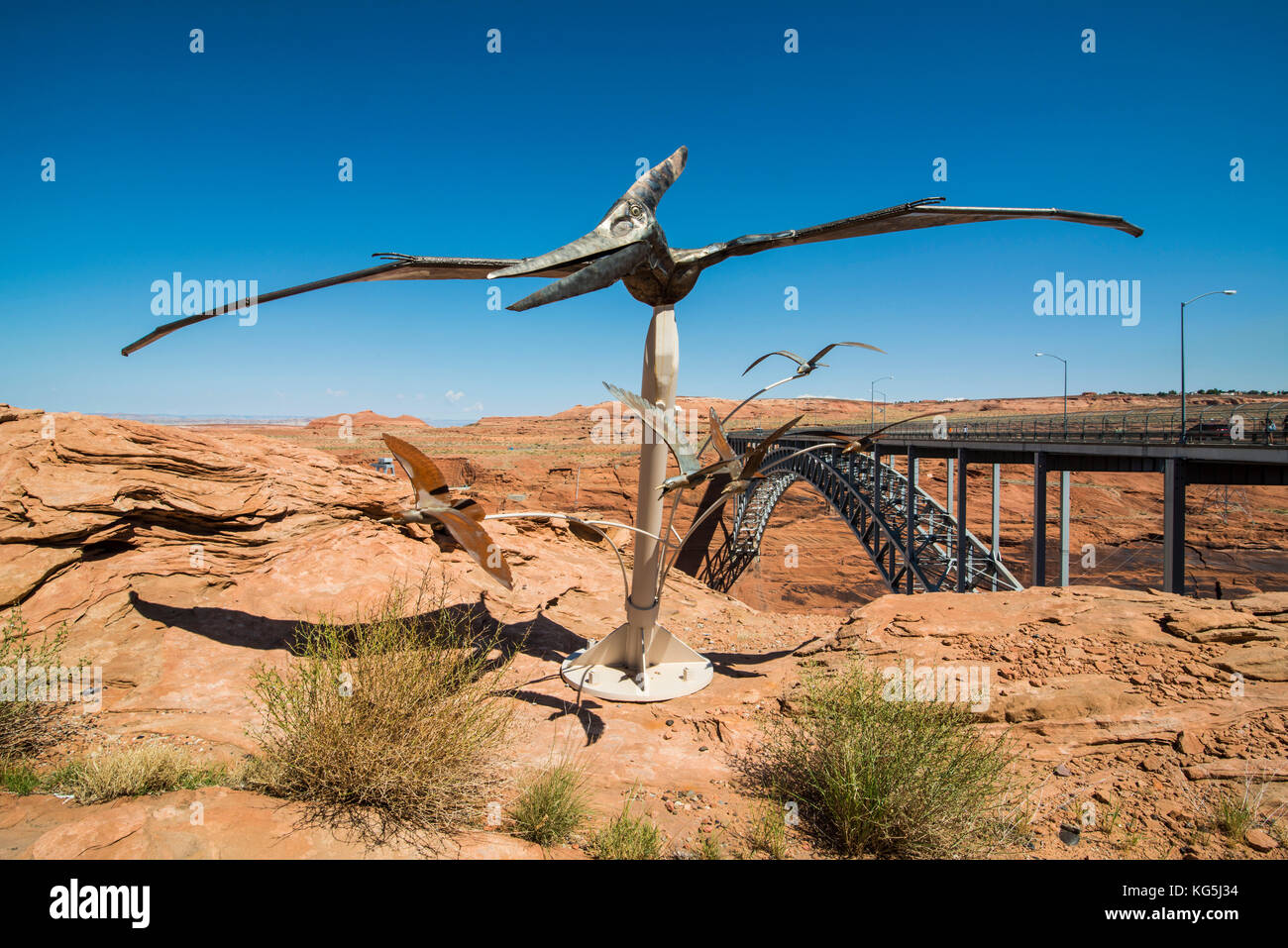 Statue d'art moderne avant qu'un pont enjambant le Glen Canyon sur la rivière Colorado dans l'Arizona du nord, page, united states Banque D'Images