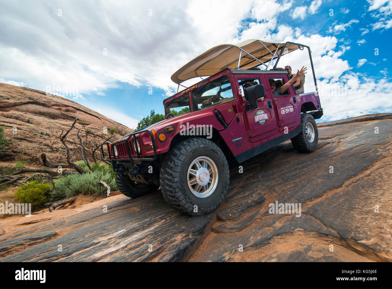 Le Hummer de la conduite sur piste slickrock, Moab, Utah, USA Banque D'Images