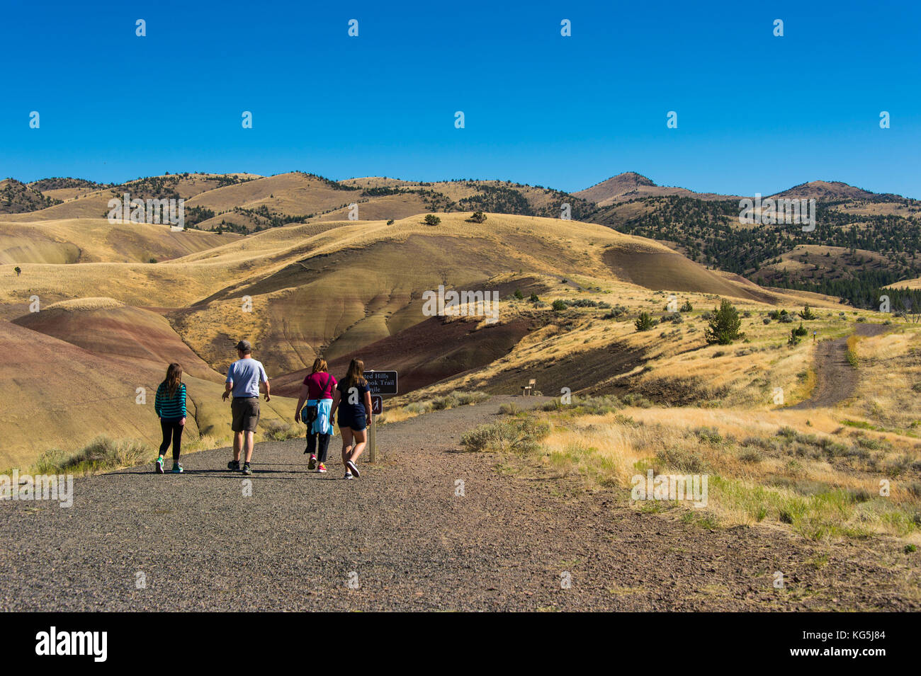 Randonneurs marchant dans l'unité Painted Hills dans le John Day Fossil Beds National Monument, Oregon, USA Banque D'Images