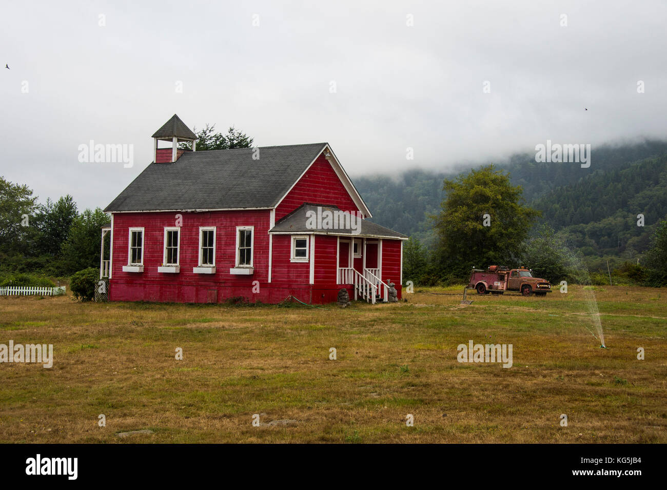 Petite chapelle dans les séquoias parcs nationaux et d'état, le nord de la Californie, USA Banque D'Images