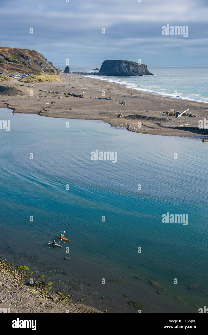 Les kayakistes à la Fédération de rivière qui coule dans le Pacifique, Nord de la Californie, USA Banque D'Images