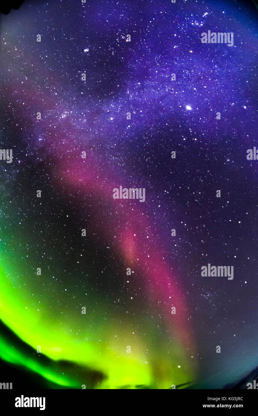 Soirée étoilée avec les aurores boréales ou northern lights et de la Voie lactée, abisko, Laponie, Suède Banque D'Images