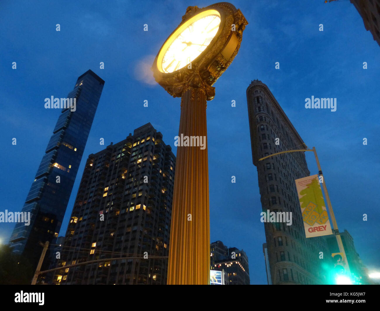 La ville de New York, quartier Flatiron avec de vieux réveil par nuit Banque D'Images