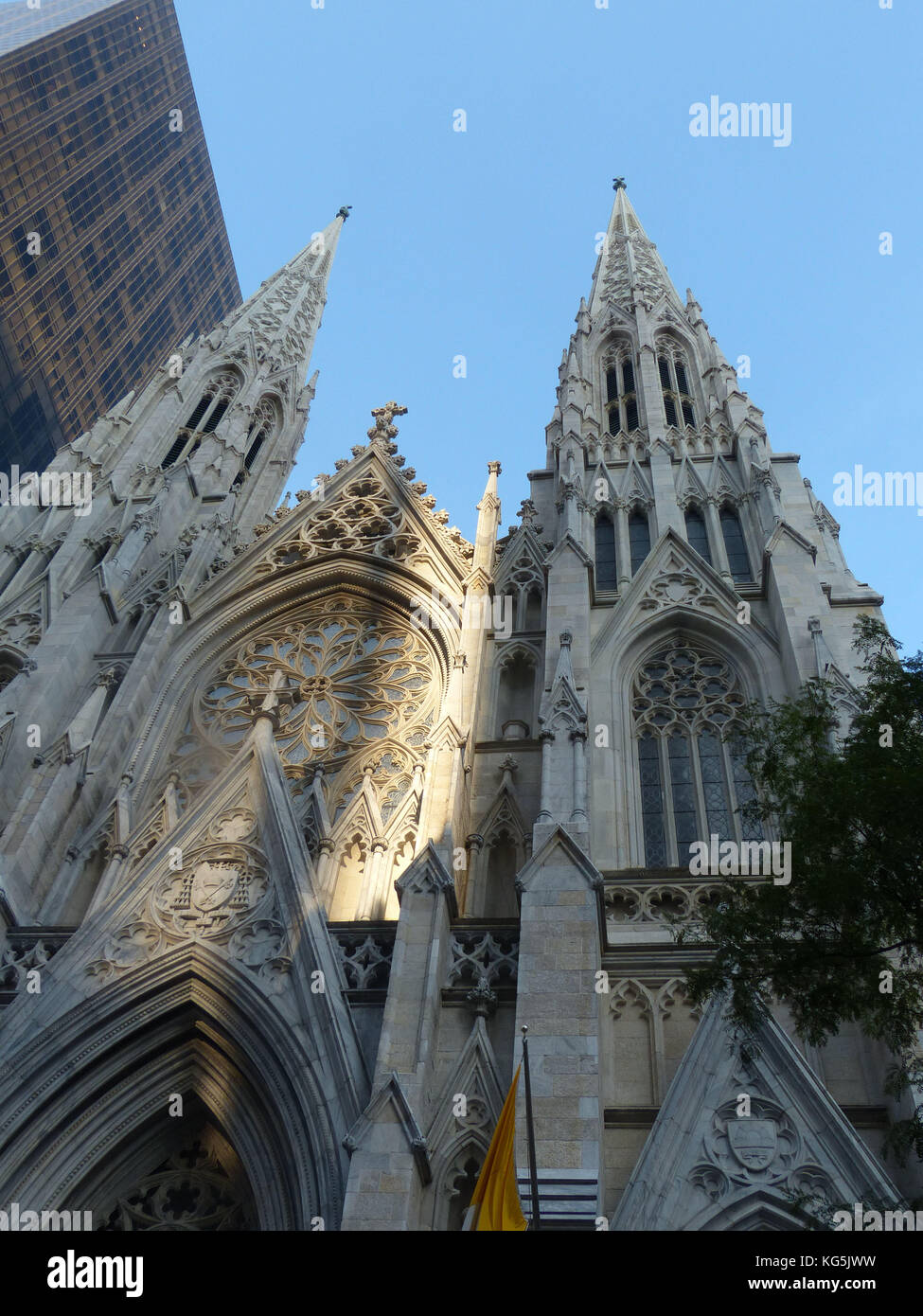 Cathédrale Saint Patrick sur la Cinquième Avenue de New York avec Tour Olympique construite par Aristote Onassis et conçue par les architectes Merrill, Owings et Skidmore Banque D'Images