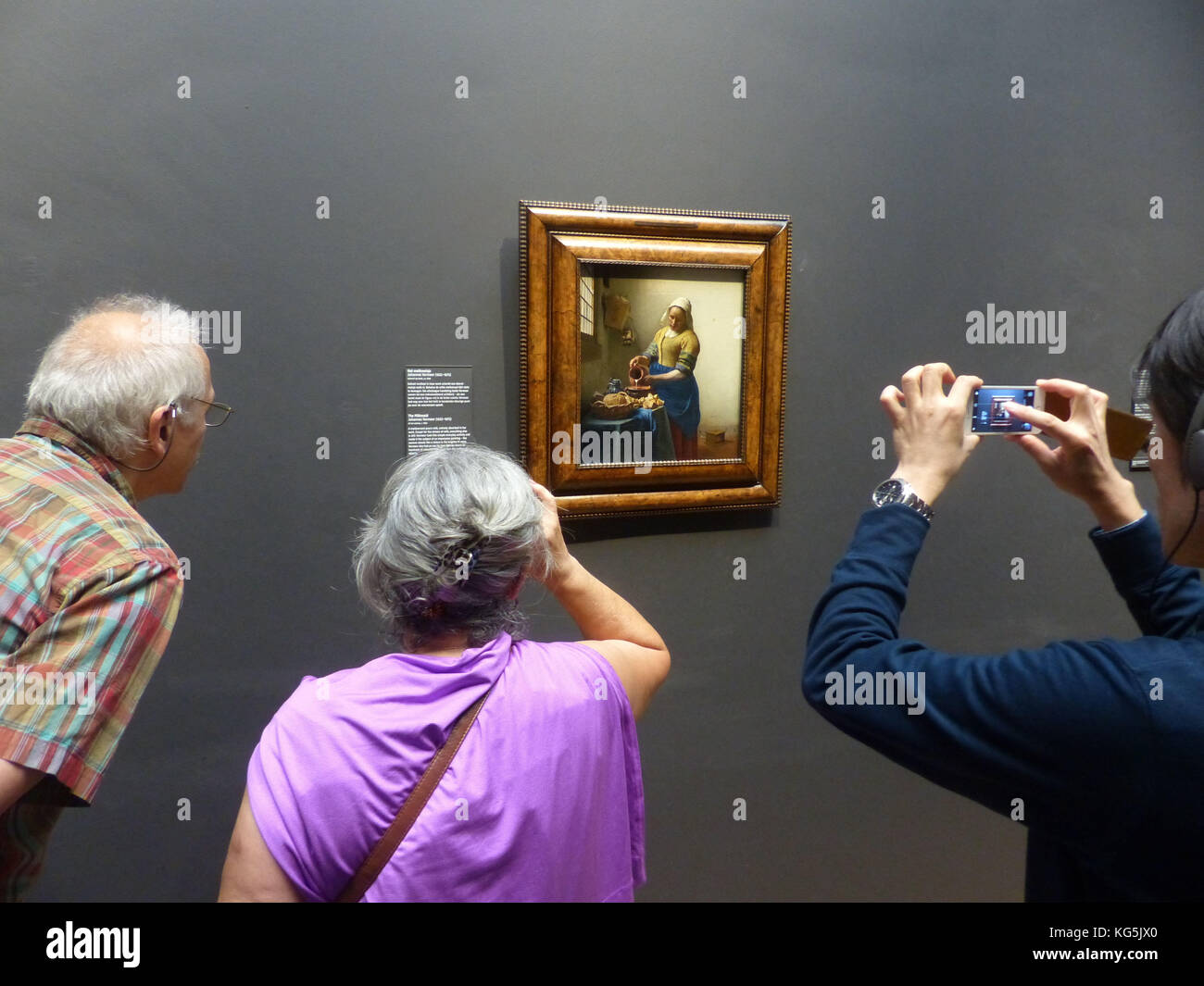 Les visiteurs du musée Rijks admirent la « Mailkmaid » de Johannes Vermeer (1632-16750) Banque D'Images