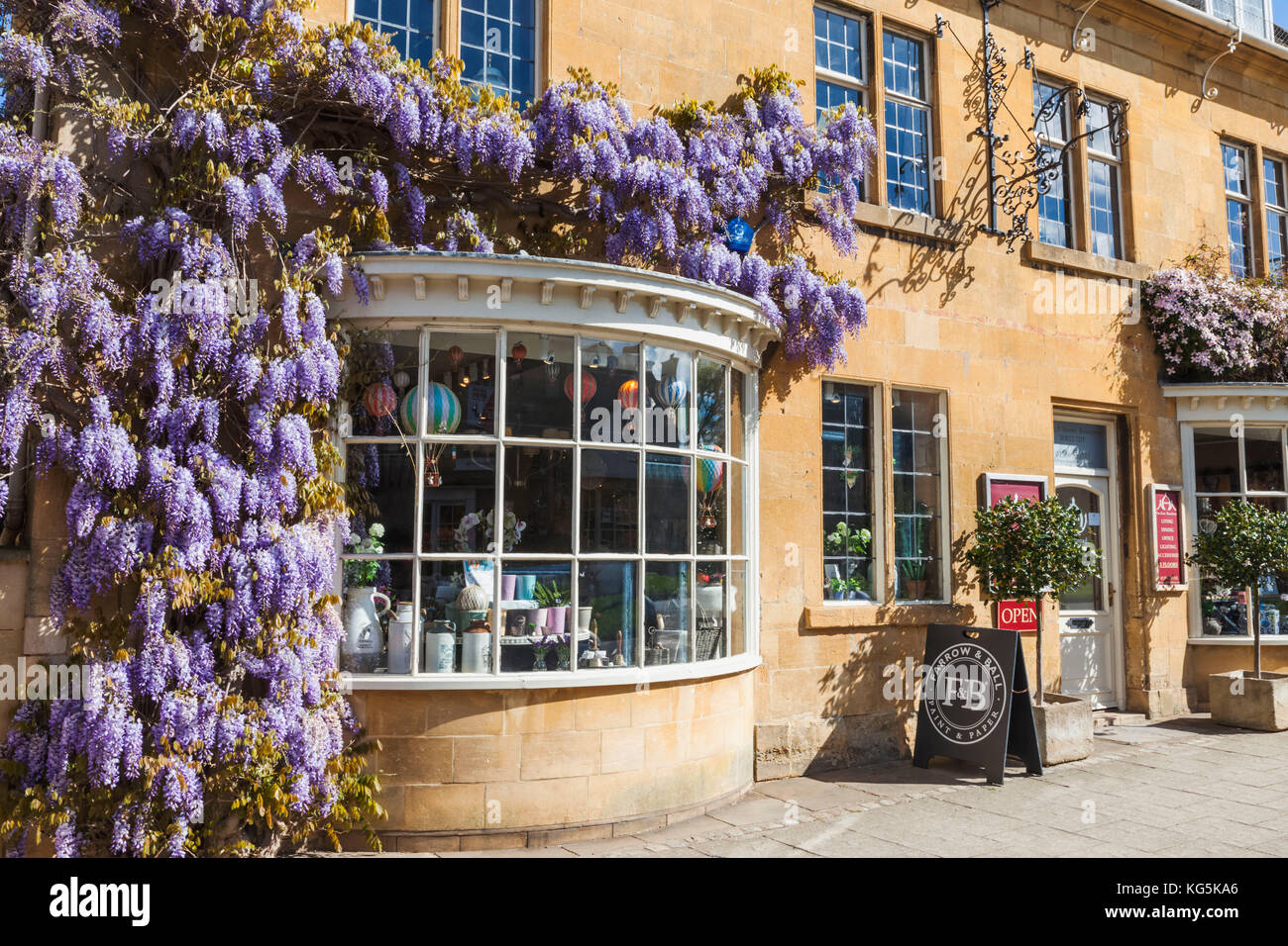 L'Angleterre, Cotswolds, worcestershire, broadway, boutiques dans la rue principale Banque D'Images