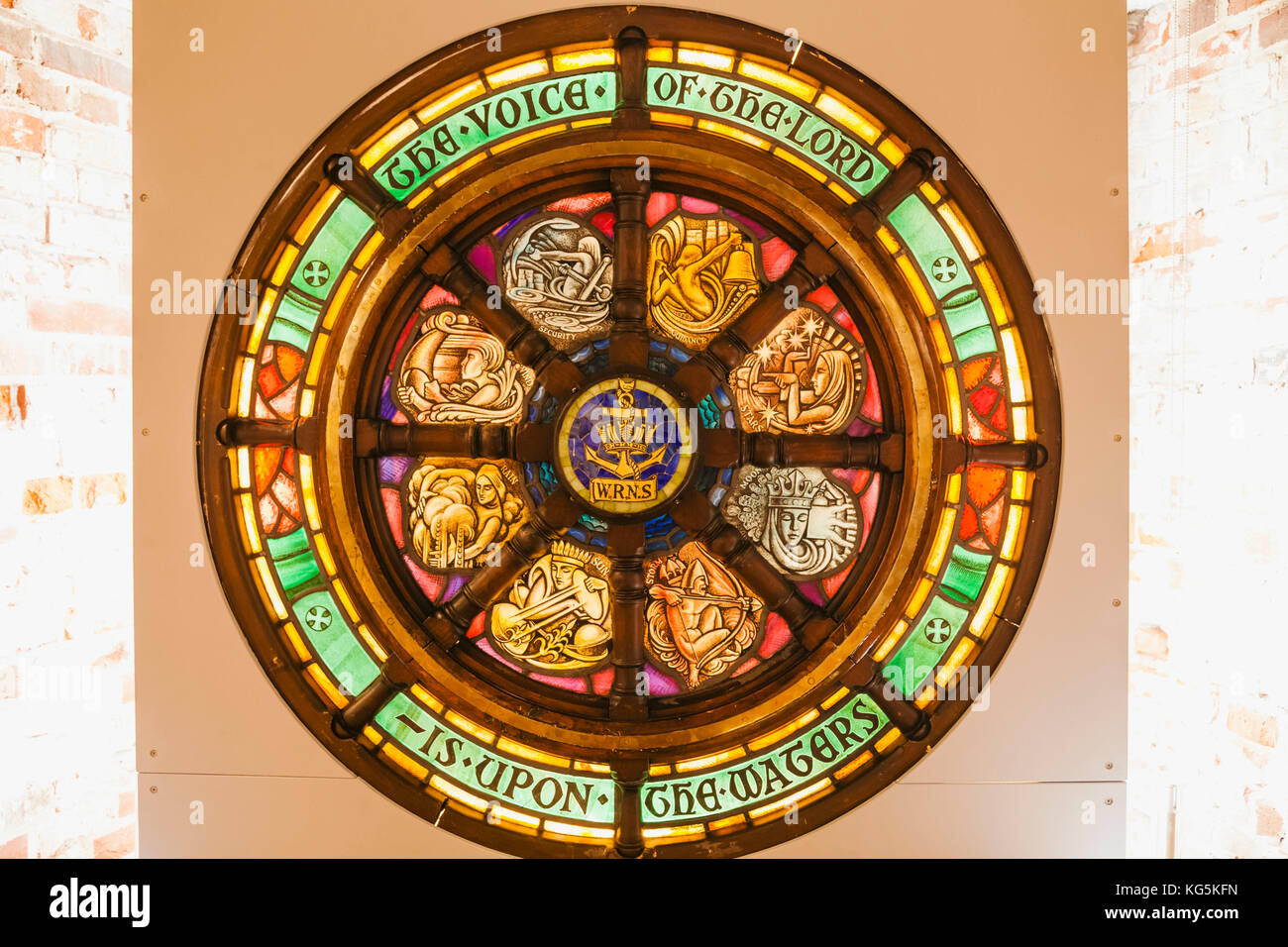 L'Angleterre, dans le Hampshire, Portsmouth, Portsmouth Historic Dockyard, le Royal Naval Museum, le WRNS (Women's Royal Naval Service), Vitrail Banque D'Images