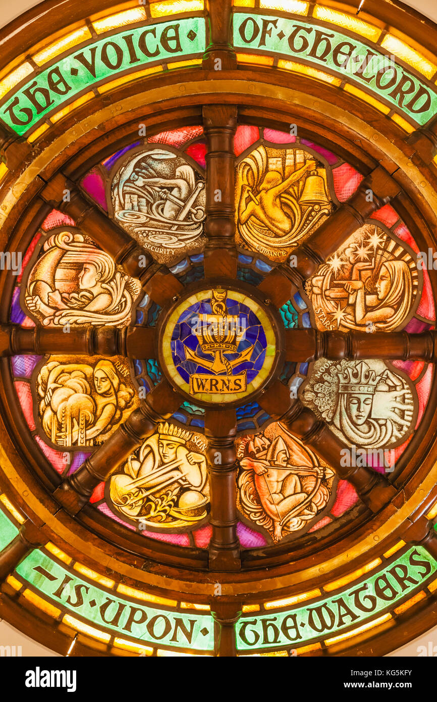 L'Angleterre, dans le Hampshire, Portsmouth, Portsmouth Historic Dockyard, le Royal Naval Museum, le WRNS (Women's Royal Naval Service), Vitrail Banque D'Images
